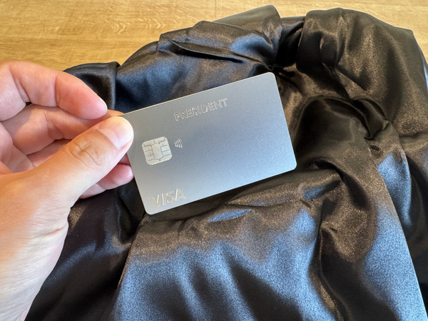 金属の質感と重量感が心地よく伝わるメタルカード